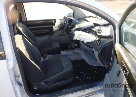 2001 Volkswagen New Beetle Gls z USA, uszkodzony, nr VIN 3VWCB21C01M435057